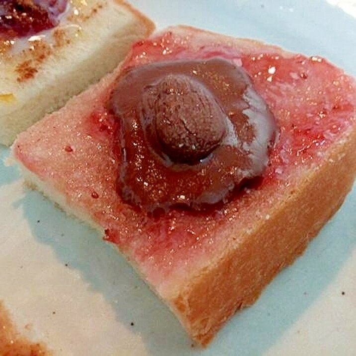 苺ジャムとアーモンドチョコのトースト